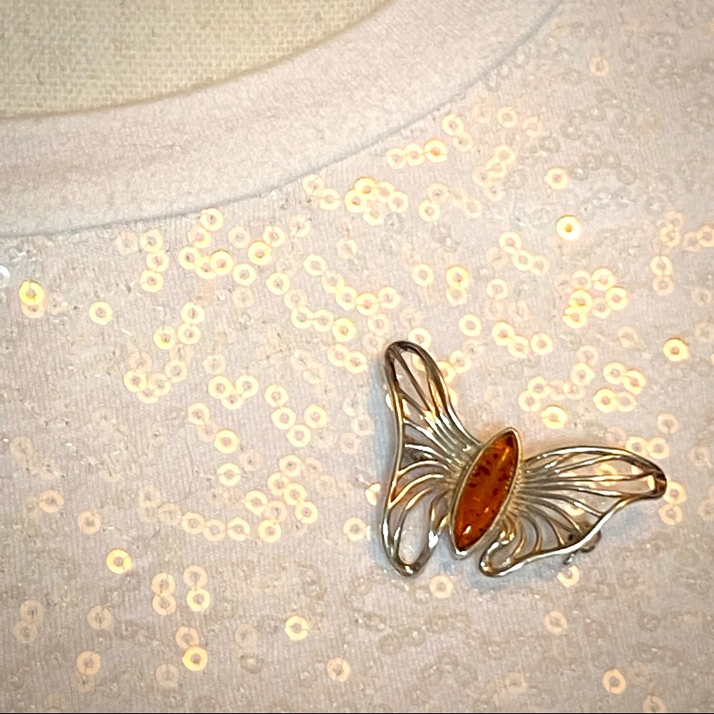 amber stone, set in a sterling silver butterfly pin, with secured clasp. - Picture 8 of 10